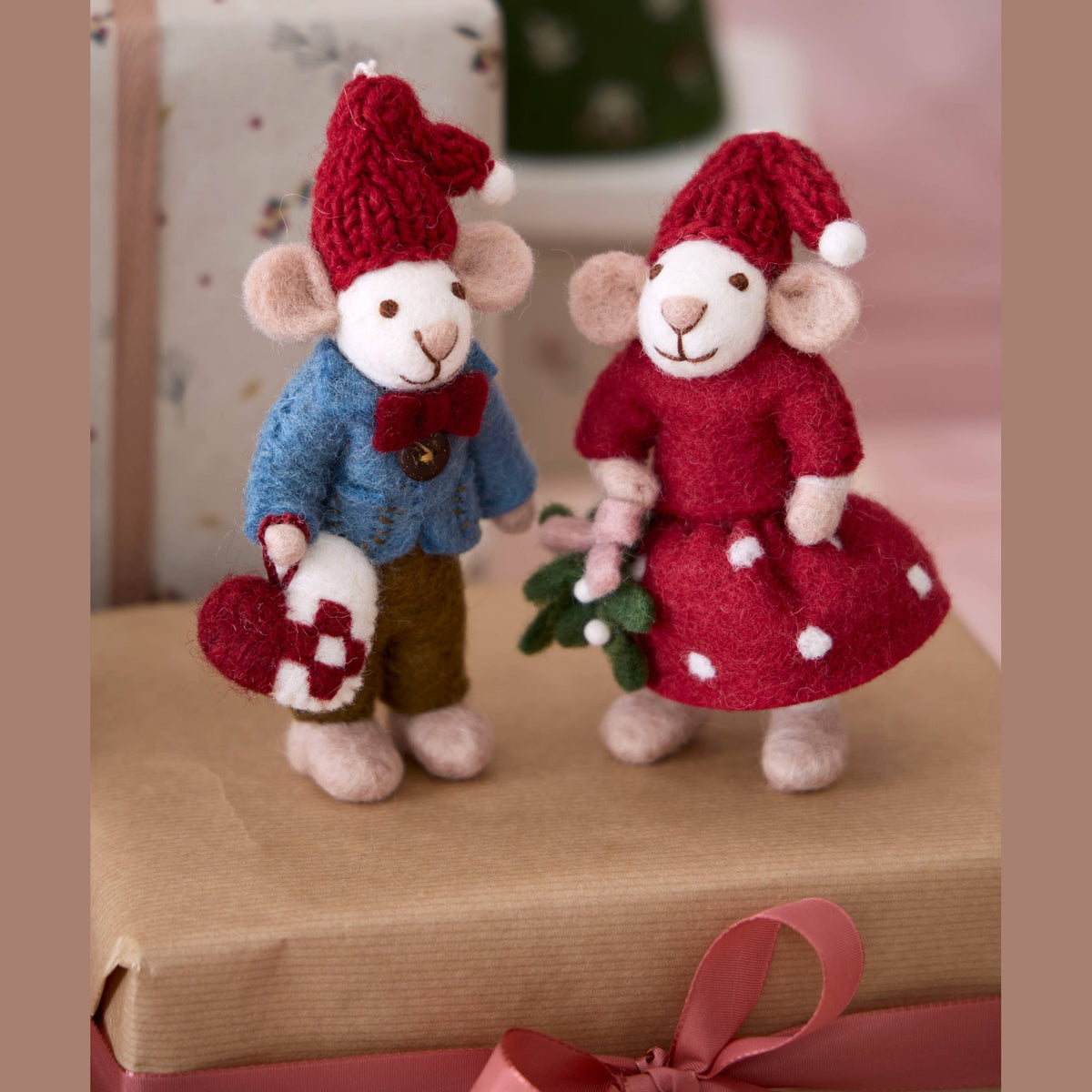 Small White Boy Mouse w/Braided Heart