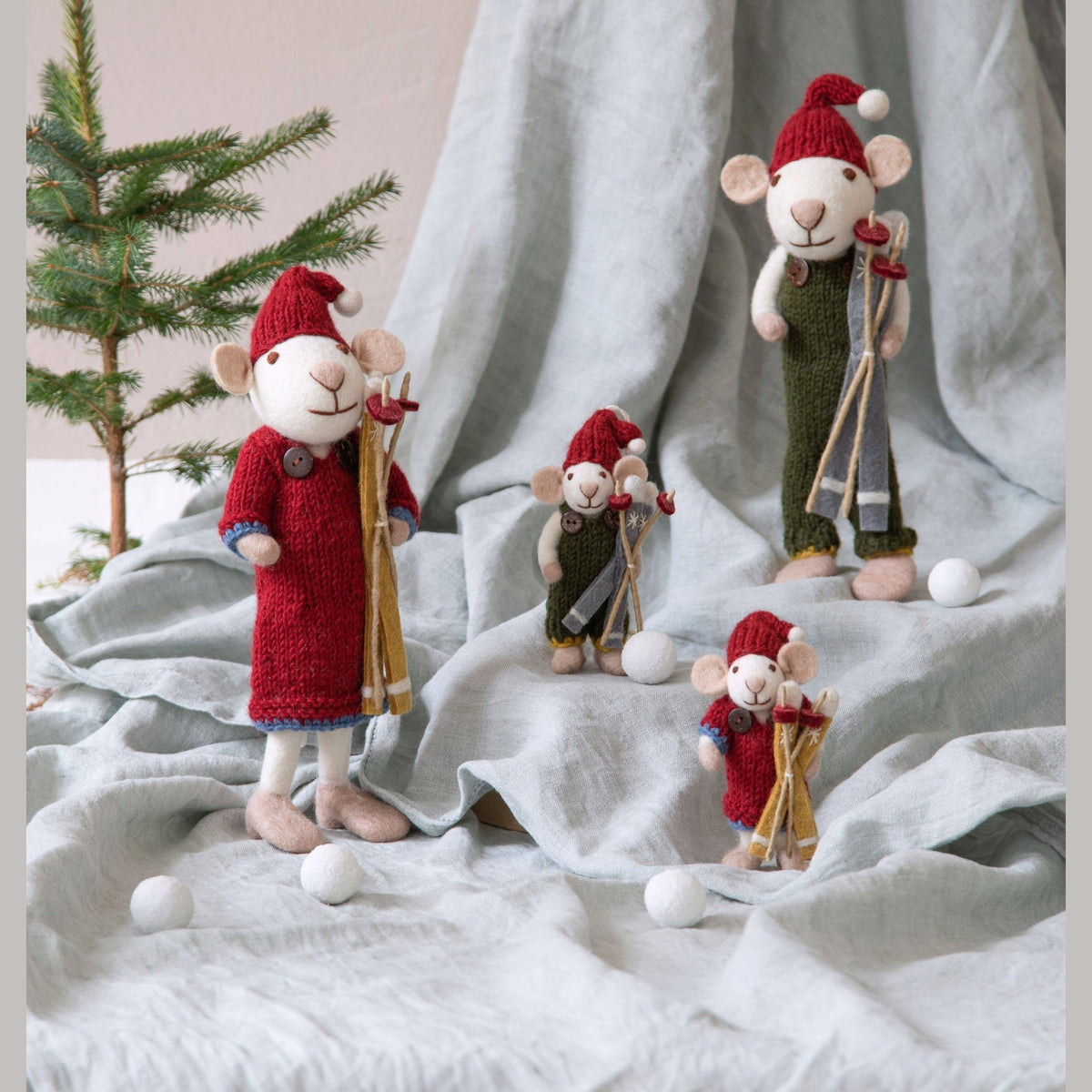 Small White Girly Mouse w/Red Dress & Ski