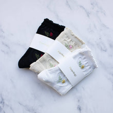 Load image into Gallery viewer, Women's Vintage Rose & Heart Casual Socks