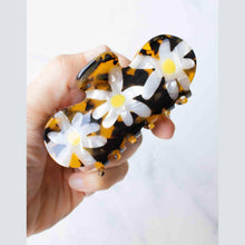 Load image into Gallery viewer, Eco Daisy Flower Curved Hair Claw Clip
