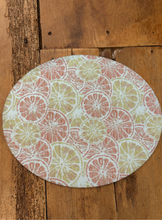 Load image into Gallery viewer, Busatti Oval Placemat - Citrus Slices
