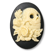 Load image into Gallery viewer, Classic Cameo Pendant Necklace
